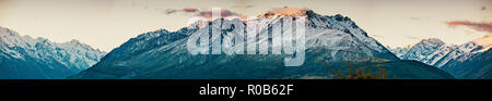 Nevato Mt. Picco di Cook durante il tramonto in Mt. Cook National Park, magnifica montagna selvaggia con neve e ghiaccio, Isola del Sud, Nuova Zelanda Foto Stock