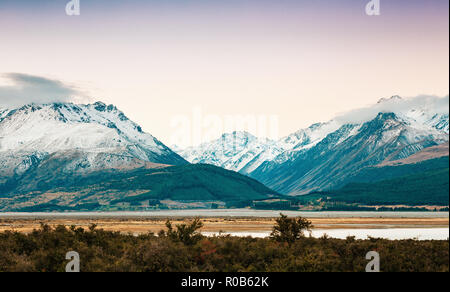 Nevato Mt. Picco di Cook durante il tramonto in Mt. Cook National Park, magnifica montagna selvaggia con neve e ghiaccio, Isola del Sud, Nuova Zelanda Foto Stock