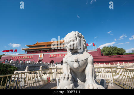 Un leone di pietra statua che si trova nella parte anteriore della torre di Tiananmen, Pechino Foto Stock