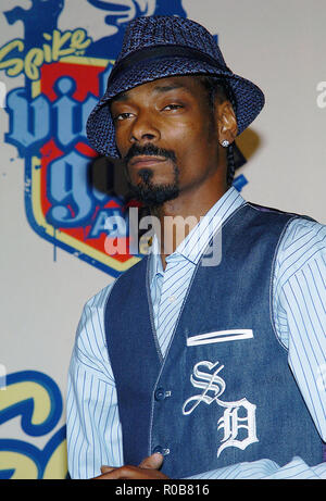 Snoop Dogg arrivando a Spike TV Video Game Awards a Santa Monica Barker Hangar a Los Angeles. Dicembre 14, 2004.01-SnoopDogg087 Red Carpet Event, verticale, STATI UNITI D'AMERICA, industria cinematografica, celebrità, fotografia, Bestof, arte cultura e intrattenimento, Topix celebrità moda / Verticale, meglio di, evento nella vita di Hollywood - California, moquette rossa e dietro le quinte, USA, industria cinematografica, celebrità, movie celebrità, personaggi televisivi, musica celebrità, fotografia, Bestof, arte cultura e intrattenimento, Topix, headshot, verticale, una persona, dall'anno , 2004, inchiesta tsuni@Gamma-USA.com Foto Stock