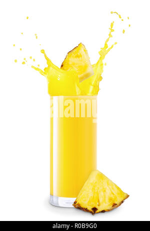 Pezzi di ananas cadere in vetro con succo di frutta e la creazione di schizzi isolati su sfondo bianco Foto Stock