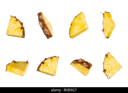 Set di fette di ananas isolati su sfondo bianco Foto Stock