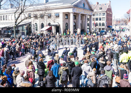 La Polizia di Boston colonna gaelico giocando per una grande folla a Quincy Market di Boston su St.Patrick's Day. Foto Stock