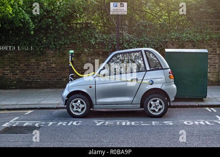 Hampstead, Londra, Regno Unito. Un G-Wiz micro auto elettrica in corrispondenza di un marciapiede punto di ricarica in un alloggiamento contrassegnato Foto Stock