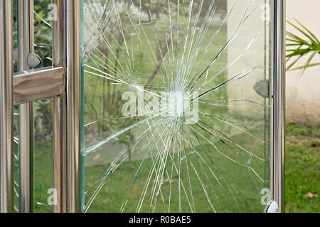 Il vetro rotto di fermata bus shelter atti di vandalismo concept Foto Stock