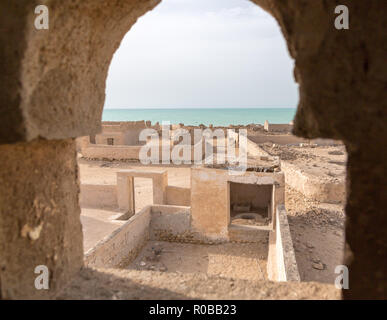 La vista della Moschea abbandonata minareto della finestra verso il mare. Rovinato antica città araba Al Jumail, in Qatar. Il deserto a Costa del Golfo Persico. Foto Stock