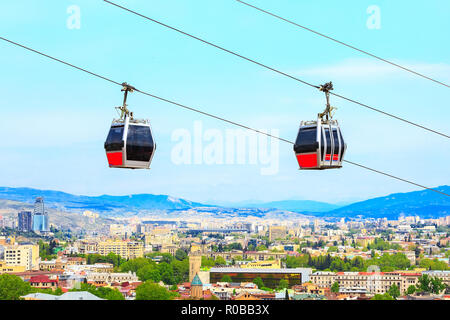 Tbilisi, Georgia cabine funicolare aerea e dello skyline della città vista panoramica Foto Stock