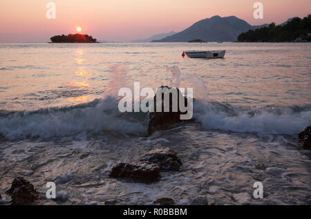 Croazia - il tramonto froom costa della penisola di Peliesac vicino Zuliana Foto Stock