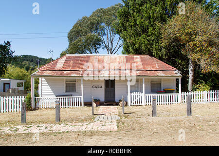 Melbourne, Australia: Marzo 23, 2018: tipico staccato doppio bungalow fronteggiata da casa con un tetto ondulato Picket Fence e la veranda in Daylesford. Foto Stock