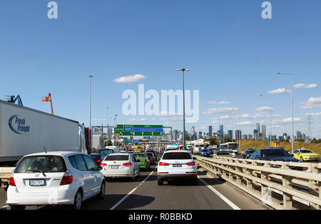 Melbourne, Australia: Marzo 23, 2018: il traffico sulla porta Ovest autostrada sulla M1 in Melbourne. Foto Stock