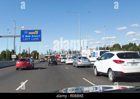 Melbourne, Australia: Marzo 23, 2018: il traffico sulla porta Ovest autostrada sulla M1 in Melbourne. Foto Stock