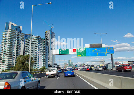 Melbourne, Australia: Marzo 23, 2018: guida sul West Gate Freeway in Melbourne. Indicazioni stradali per la periferia e il traffico con un cielo blu. Foto Stock