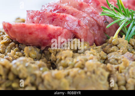 Cotechino (insaccato di maiale) con le lenticchie. Tradizionale piatto italiano Foto Stock