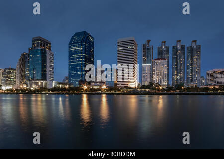 Bangkok urban business district skyline da Benjakitti parco pubblico. Parco e grattacieli di Bangkok in Thailandia. Foto Stock