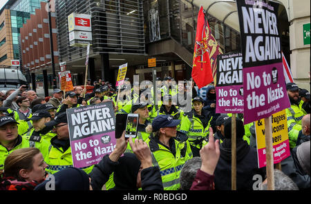 Nord Ovest Frontline patrioti sono monitorate dalla polizia nel corso di un mese di marzo in Liverpool City Centre. Foto Stock