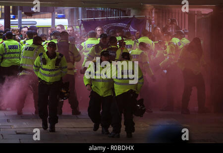 Nord Ovest Frontline patrioti sono monitorate dalla polizia nel corso di un mese di marzo in Liverpool City Centre. Foto Stock