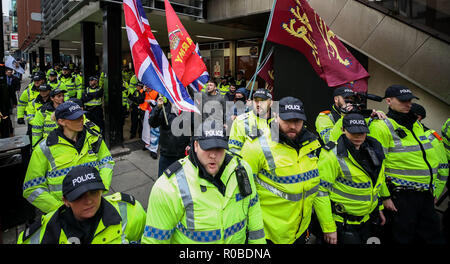 Nord Ovest Frontline patrioti sono monitorate dalla polizia nel corso di un mese di marzo in Liverpool City Centre. Foto Stock