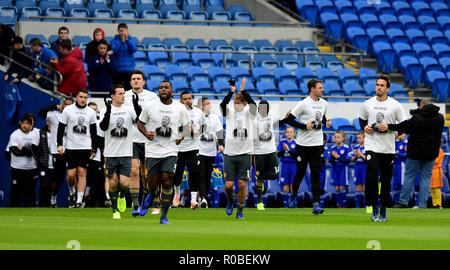 Il Leicester City giocatori warm-up indossando Vichai Srivaddhanaprabha camicie che leggere 'Boss' durante il match di Premier League al Cardiff City Stadium di Cardiff. Foto Stock