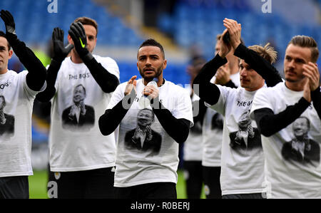 Il Leicester City's Danny Simpson (centro) indossa un Vichai Srivaddhanaprabha durante il warm-up prima che il Premier League match al Cardiff City Stadium di Cardiff. Foto Stock