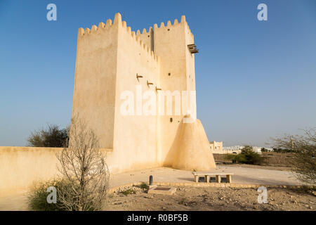 Uno di Barzan torri di avvistamento, fort di Umm Salal Mohammed Torri, antica fortificazione araba nei pressi di Umm Salal Mohammed, Doha, Qatar Foto Stock