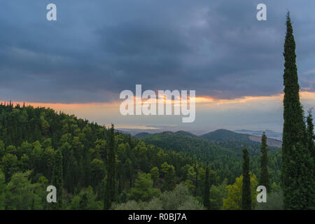 Vista dal Monte Hymettus (Ymittos), Kesariani foresta estetica in un giorno nuvoloso Foto Stock