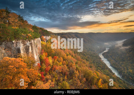 New River Gorge, Virgnia occidentale, USA la mattina autunnale paesaggio presso la parete infinita. Foto Stock