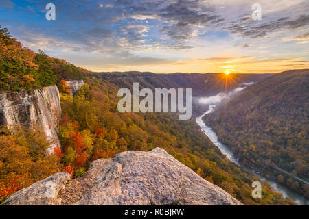 New River Gorge, Virgnia occidentale, USA la mattina autunnale paesaggio presso la parete infinita. Foto Stock