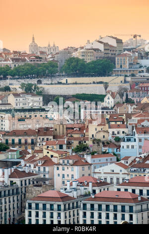 Veduta dello skyline della città e le strade del centro di Lisbona, Portogallo Foto Stock