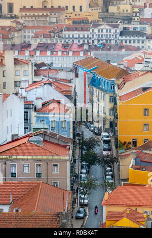 Veduta dello skyline della città e le strade del centro di Lisbona, Portogallo Foto Stock