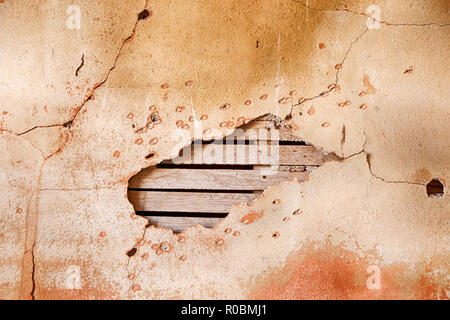 Una sezione di parete con intonaco rotto in un vecchio schoolhouse nella città fantasma di Govan, Washington si traduce in una naturale textured background. Foto Stock