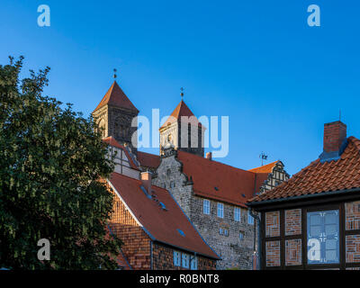 Nel centro storico della città con la chiesa collegiata di San Servatius, Sito Patrimonio Mondiale dell'UNESCO, Quedlinburg, Sassonia-Anhalt, Germania, Europa Foto Stock