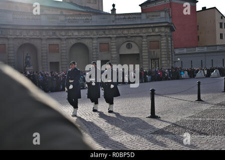 Stoccolma/Svezia - 29 Ottobre 2018 : guardia reale cambiando il loro periodo di applicazione del dazio durante il giorno di fronte il Palazzo Reale di Stoccolma. Foto Stock