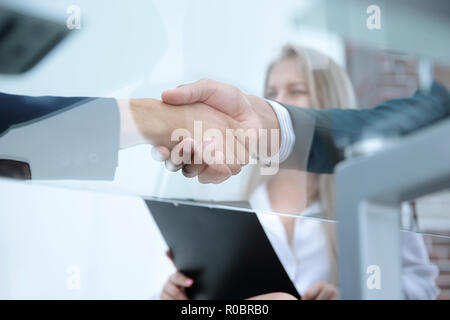 Vista dal basso.closeup handshake partner finanziari. background aziendale Foto Stock