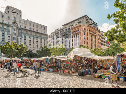 CAPE Town, Sud Africa, Agosto 17, 2018: una vista di Piazza Greenmarket a Cape Town nella provincia del Capo occidentale. Il fornitore si spegne e le persone sono visibili Foto Stock