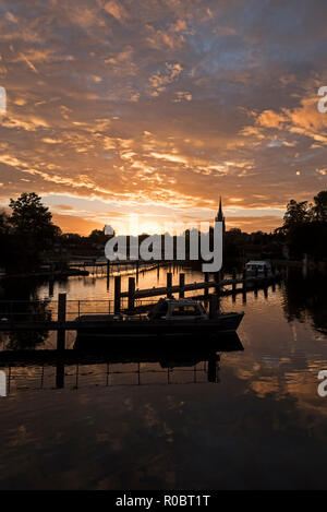 Autunno sen impostazione sul fiume Tamigi a Marlow nel Buckinghamshire, Gran Bretagna Foto Stock