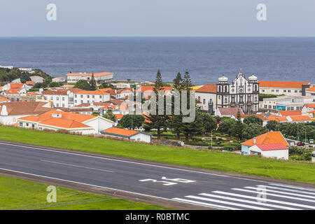 Vista di Santa Cruz das Flores città e aeroporto sull isola di Flores e Corvo isola sullo sfondo, Azzorre Foto Stock