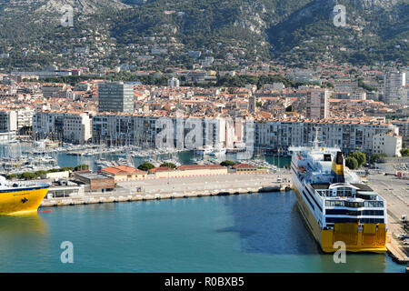 Toulon (sud-est della Francia): traghetti appartenenti alla Corsica Ferries - Sardinia Ferries accanto alla banchina del porto Foto Stock