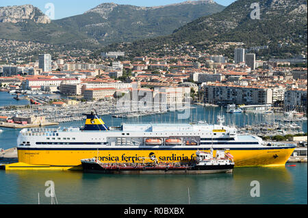 Toulon (sud-est della Francia): traghetti appartenenti alla Corsica Ferries - Sardinia Ferries accanto alla banchina del porto. Traghetto essendo alimentato Foto Stock