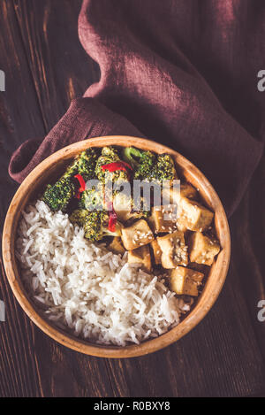 Il tofu e broccoli soffriggere con riso bianco Foto Stock