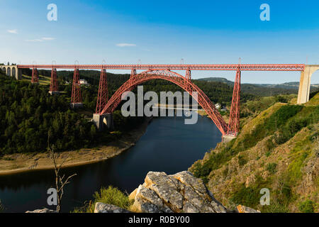 Ruynes-en-Margeride (sud-Francia centrale): il viadotto Garabit, elencati in una pietra miliare storica nazionale (francese "monumento historique"), un arco ferroviarie br Foto Stock