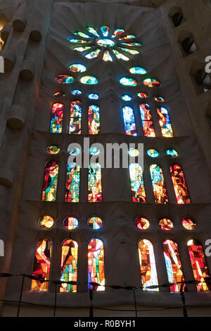 Le finestre di vetro macchiate della Sagrada Familia di Barcellona, Spagna Foto Stock