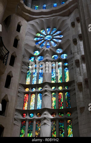 Le finestre di vetro macchiate della Sagrada Familia di Barcellona, Spagna Foto Stock