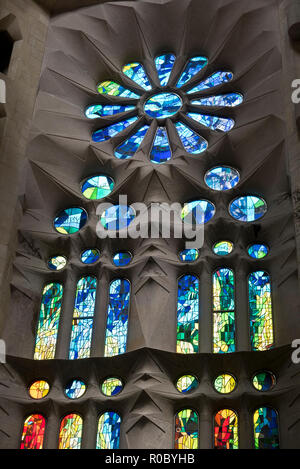 Le finestre di vetro macchiate della Sagrada Familia di Barcellona, Spagna Foto Stock