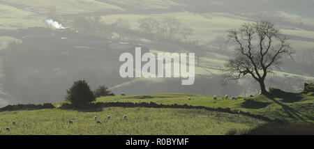 Una vista da rocce Ramshaw su un inverni molto freddi giorno, Peak District, Inghilterra. Foto Stock