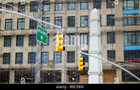 New York City semaforo con grattacieli sullo sfondo, STATI UNITI D'AMERICA Foto Stock