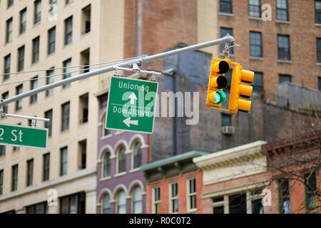 New York City semaforo con grattacieli sullo sfondo, STATI UNITI D'AMERICA Foto Stock