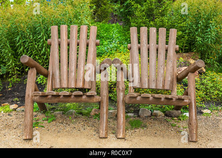 Sedie di legno fatto di grezzo Tronchi di legno per i momenti di relax in  un parco della natura Foto stock - Alamy