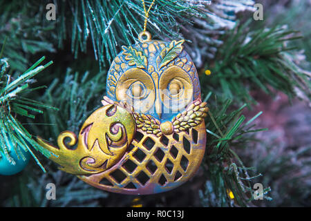 Natale e Anno Nuovo Giocattoli su albero di Natale di close-up su uno sfondo di rami Foto Stock