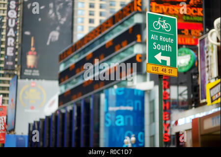 NEW YORK - MARZO 16, 2015: cartello stradale a New York. Annunci lampeggianti e le luci del centro cittadino di Manhattan. Iconico NYC street view. Foto Stock
