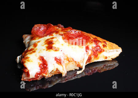 Pizza salsiccia salame americano fetta di formaggio fette di pizza consegna Foto Stock